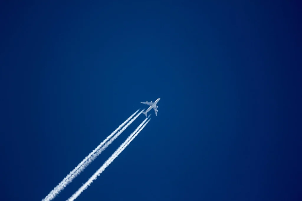 planes leave white line
